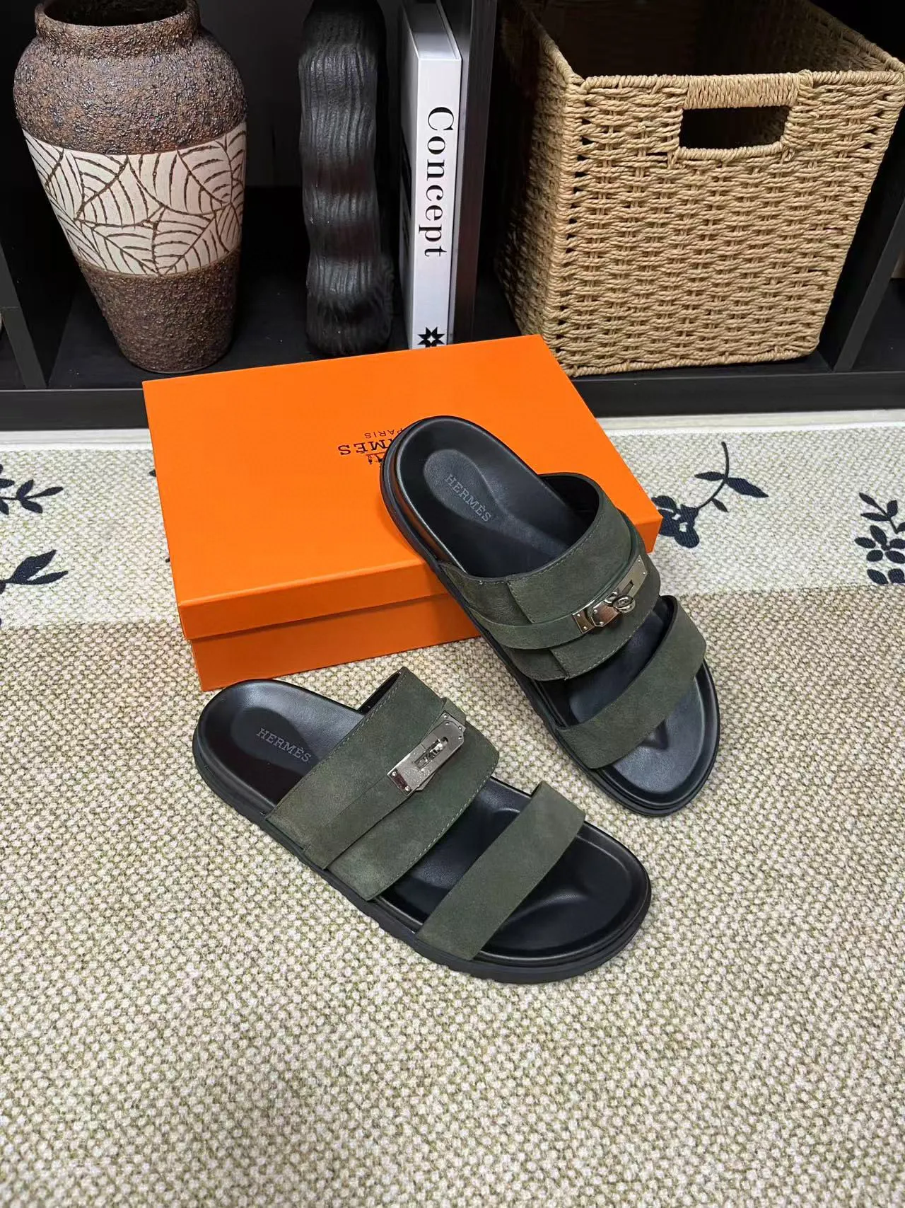 Factory price: 340💰Long-term availability Hermes men's Kazimir slippers for couples - top quality, Hermès woven calfskin functional sandals. The interwoven upper inspired by the "H" iconic pattern creates a casual look, which can be said to be a good companion for summer. Imported cowhide + cowhide lining + TU men's shoes💰Outsole Size: 35-46